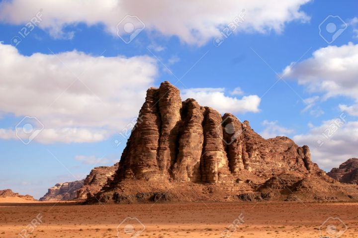 15277553-les-sept-piliers-de-la-sagesse-formation-rocheuse-le-désert-du-wadi-rum-en-jordanie-beau-paysage